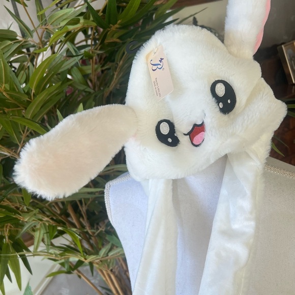 Bunny hat, new with tags super cute when you press the pause the ears go up - Picture 6 of 13